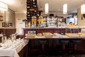 Buffet déjeuner (17 EUR par personne)