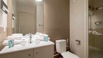 Serviettes fournies, savon, shampoing, papier toilette