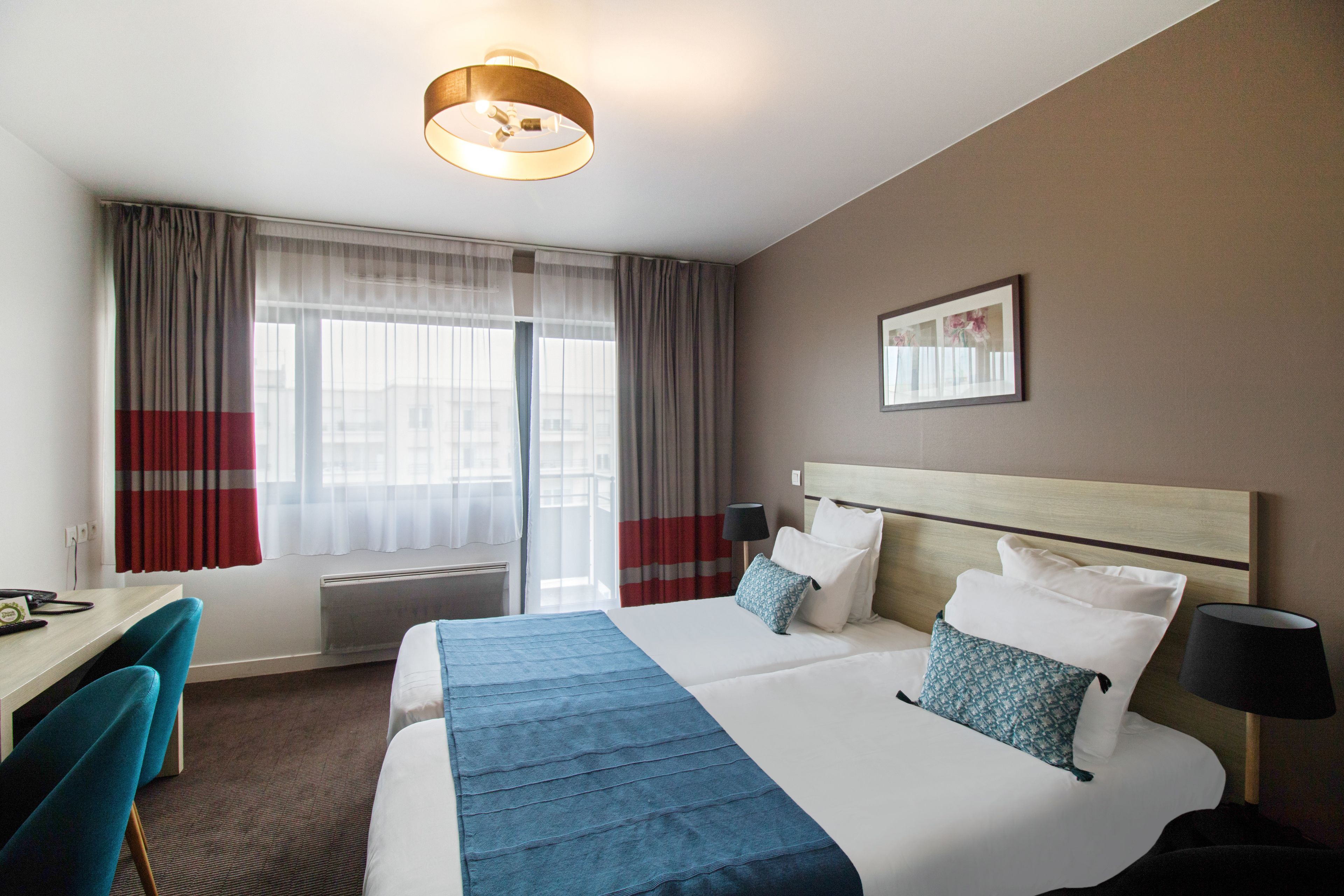 スーペリア スタジオ シングルベッド 2 台 簡易キッチン | デスク、防音設備、アイロン / アイロン台、WiFi (無料)