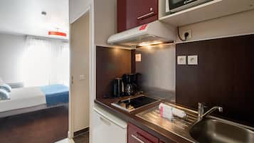 Estudio superior, 1 cama de matrimonio, cocina básica | Cocina privada | Frigorífico, microondas, placa de cocina y trona infantil