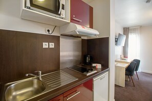 Studio, 1 Queen Bed, Kitchenette | Private kitchen | Fridge, microwave, stovetop, high chair - Appart'City Confort Paris Villejuif (Villejuif)