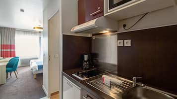 Estudio superior, 2 camas individuales, cocina básica | Cocina privada | Frigorífico, microondas, placa de cocina y trona infantil