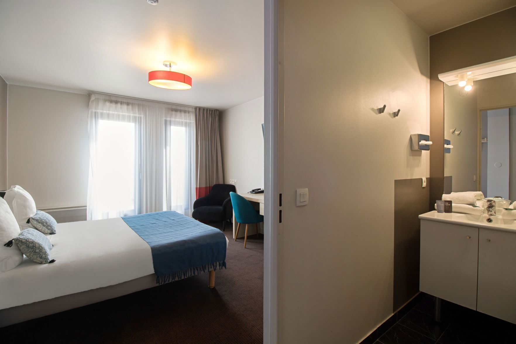 Desk, soundproofing, iron/ironing board, free WiFi