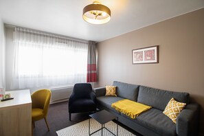 Leilighet – superior, 1 soverom, tekjøkken | Oppholdsområde | TV