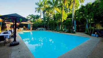 2 outdoor pools, pool loungers