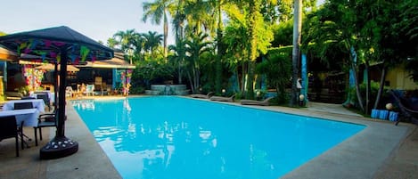 2 piscine all'aperto, lettini