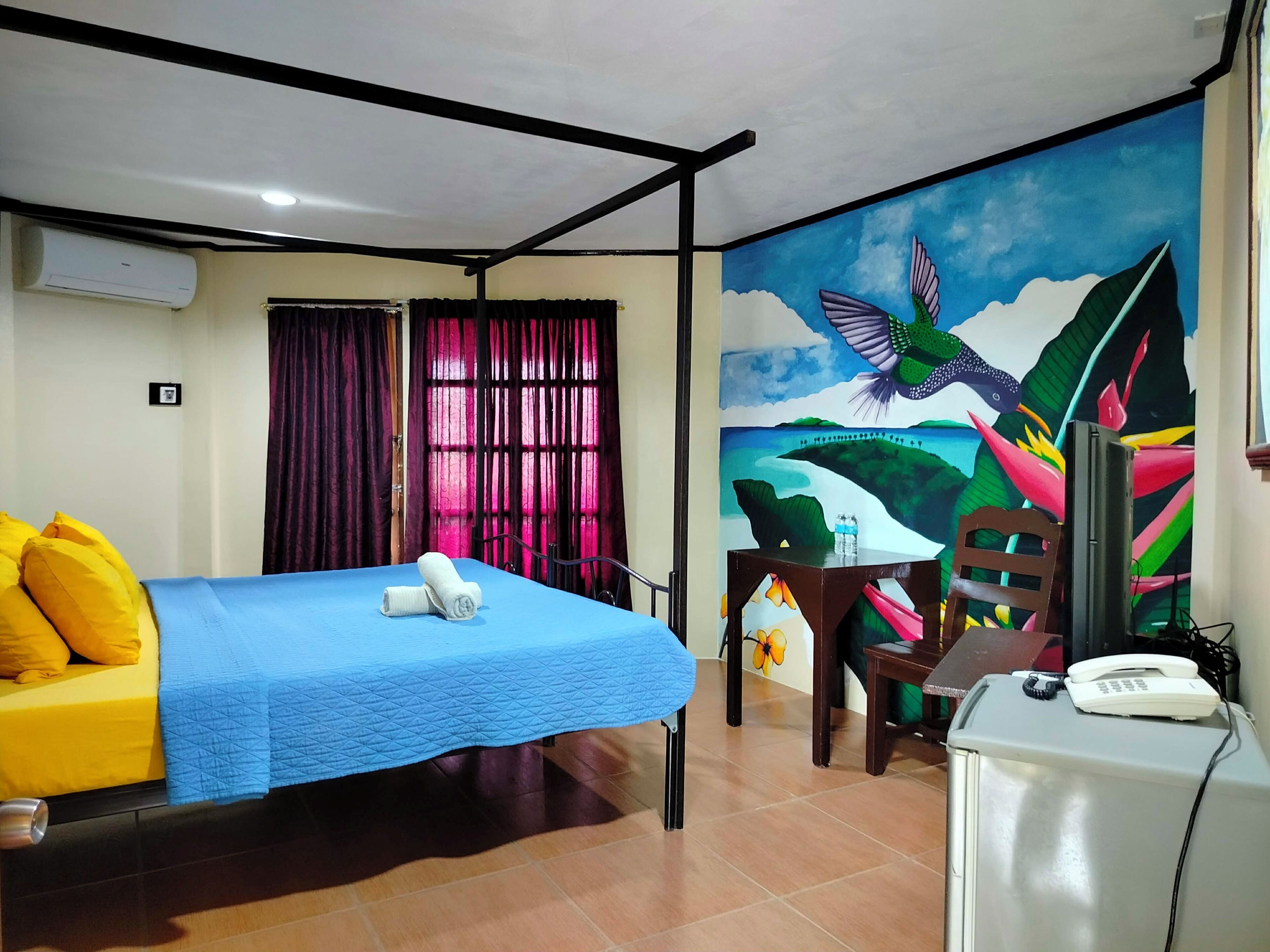 Quarto superior | Frigobar, cofres nos quartos, individualmente decorados