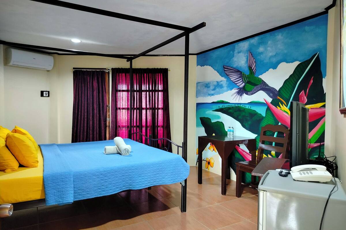 Quarto superior | Frigobar, cofres nos quartos, individualmente decorados