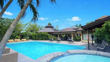 2 albercas al aire libre y camastros