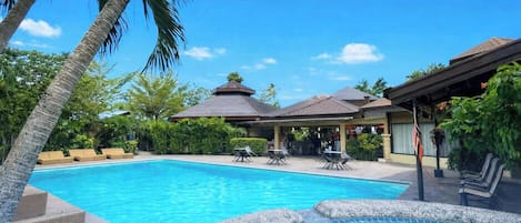 2 piscines extérieures, chaises longues