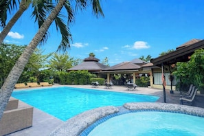 2 piscinas externas, espreguiçadeiras