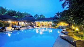 2 albercas al aire libre y camastros