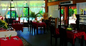 Frokost, lunsj og middag serveres, utsikt mot bassenget