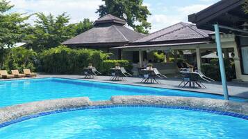 2 outdoor pools