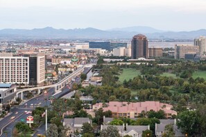 A cityscape with a prominent hotel, a highway, and a golf course. - SpringHill Suites by Marriott Las Vegas Convention Center (Las Vegas)