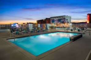 A rooftop pool with lounge chairs and a mural. - SpringHill Suites by Marriott Las Vegas Convention Center (Las Vegas)