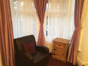 Quarto duplo, 2 camas de solteiro, suíte | Espaço de trabalho para notebook, ferros/tábuas de passar roupa