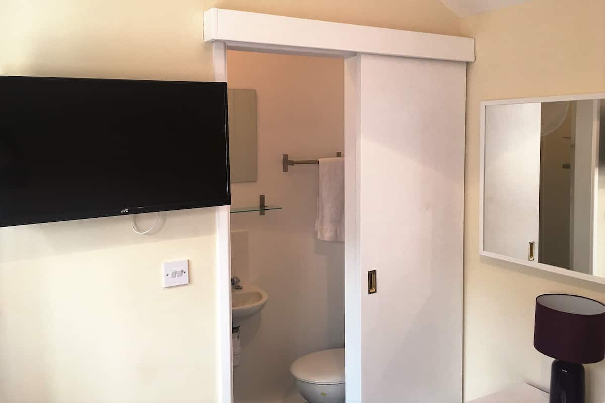 Chambre simple Prestige, salle de bain attenante | Espace de travail pour ordinateurs portables, fer et planche à repasser