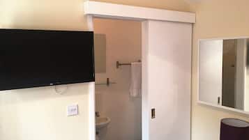 Premium Single Room, Ensuite | Laptop workspace, iron/ironing board, free WiFi