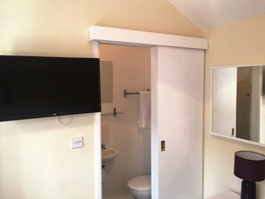 Premium Single Room, Ensuite | Laptop workspace, iron/ironing board, free WiFi - Mayview Guest House (Southampton)
