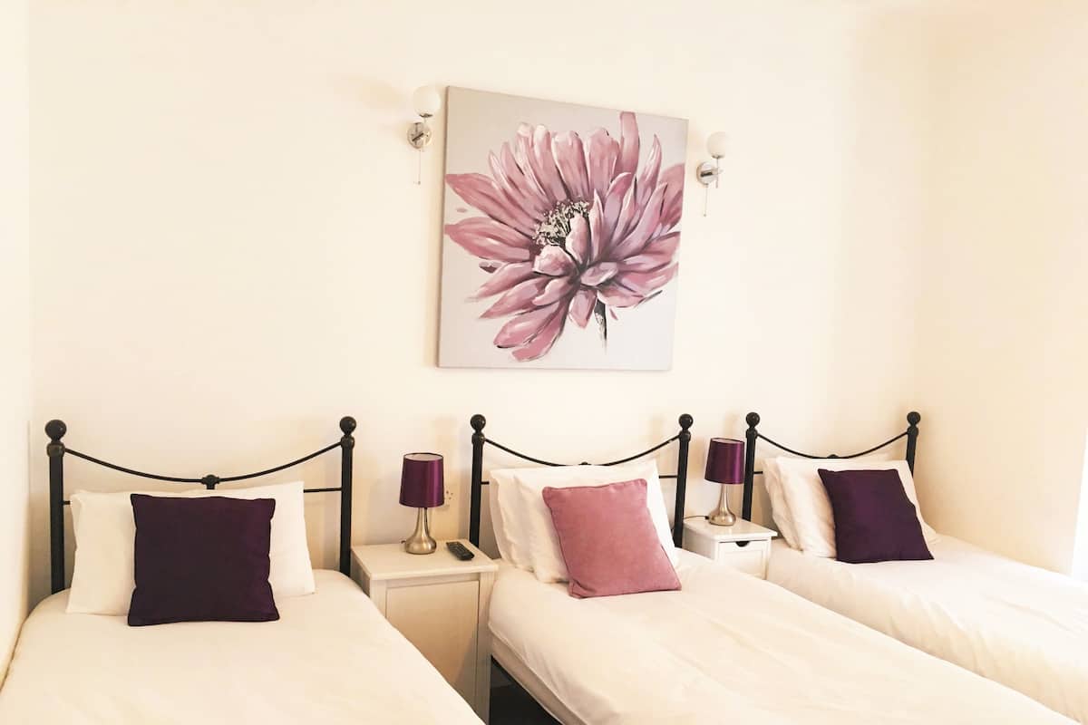 Chambre triple, salle de bains commune | Espace de travail pour ordinateurs portables, fer et planche à repasser