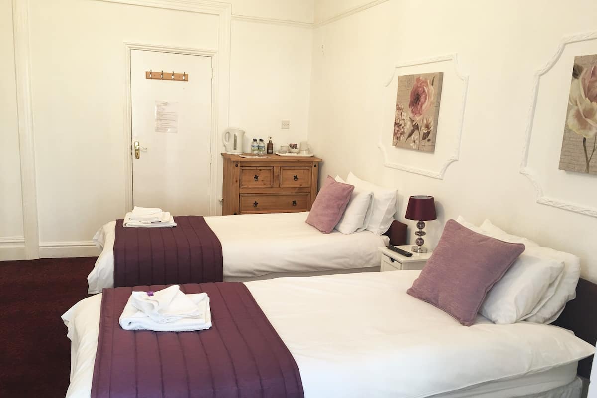 Chambre avec lits jumeaux, 2 lits jumeaux, salle de bains commune | Espace de travail pour ordinateurs portables, fer et planche à repasser