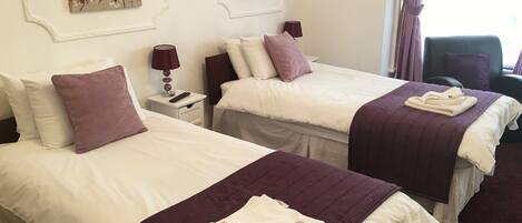 Quarto duplo, 2 camas de solteiro, suíte | Espaço de trabalho para notebook, ferros/tábuas de passar roupa