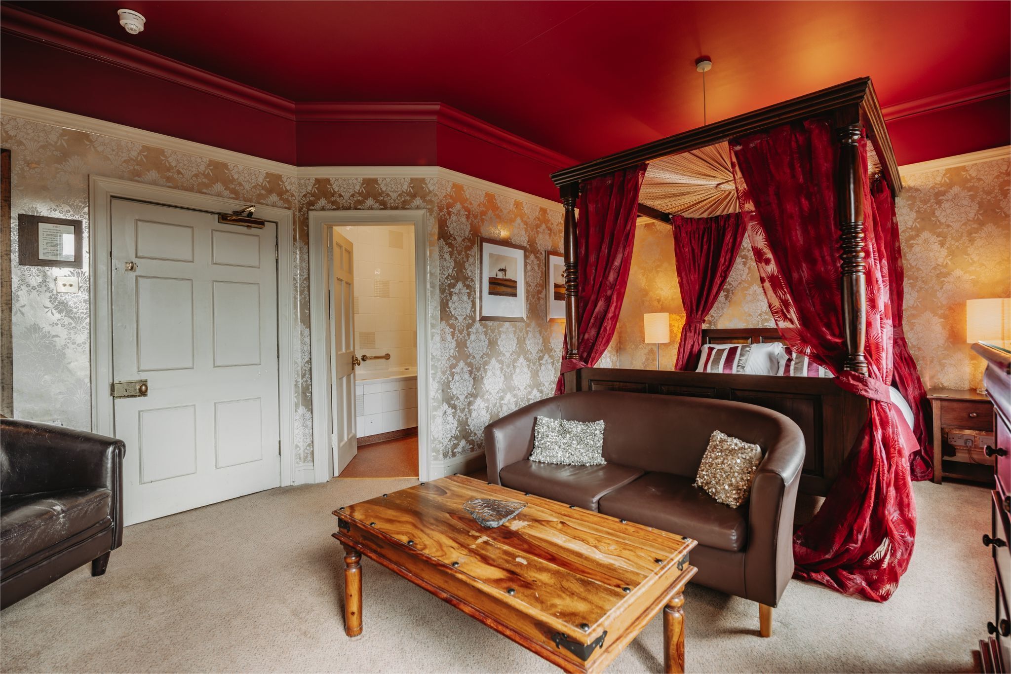 Deluxe Double Room, 1 King Bed | Minibar, in-room safe, individually decorated, individually furnished