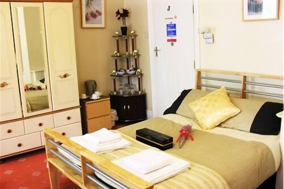 Decoración personalizada, muebles diferentes y ropa de cama
