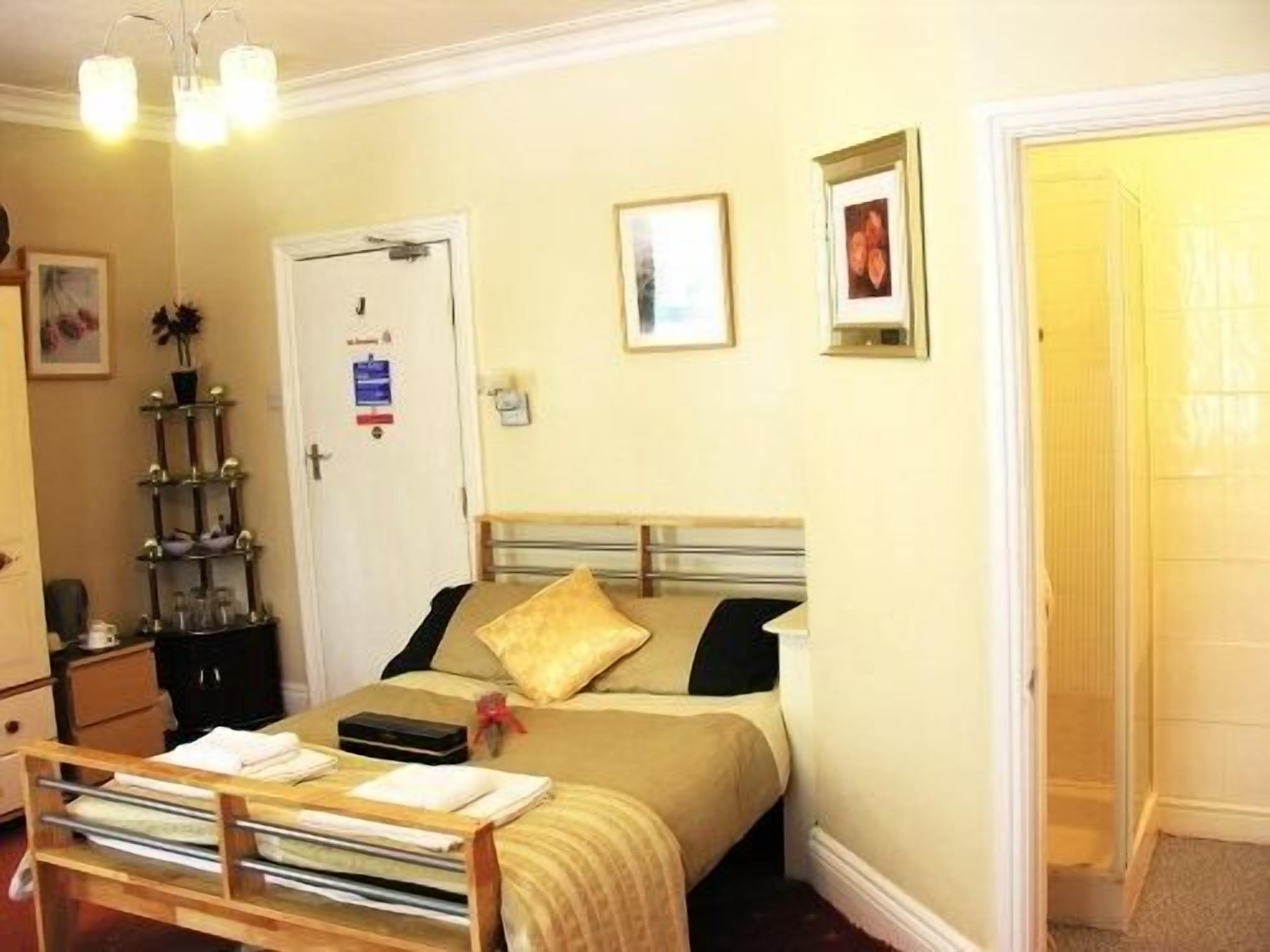 Double Room, Ensuite | Individually decorated, individually furnished, bed sheets