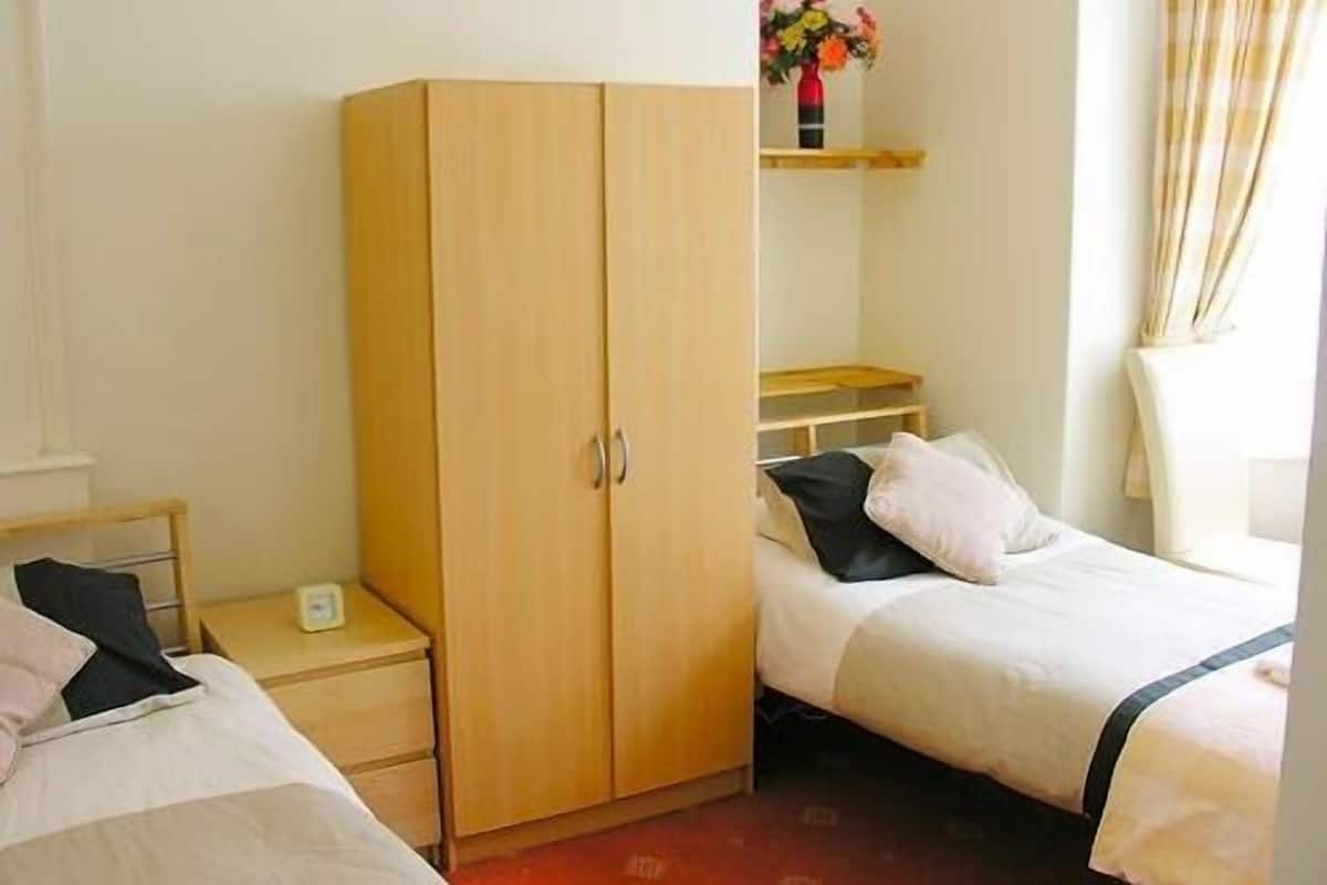 Habitación con 2 camas individuales, baño en la habitación | Decoración personalizada, muebles diferentes y ropa de cama