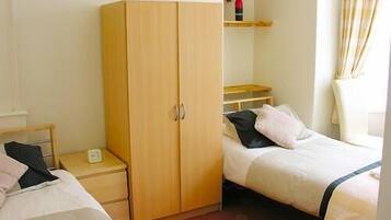 Twin kamer, en-suite badkamer | Individueel gedecoreerd, individueel gemeubileerd, beddengoed