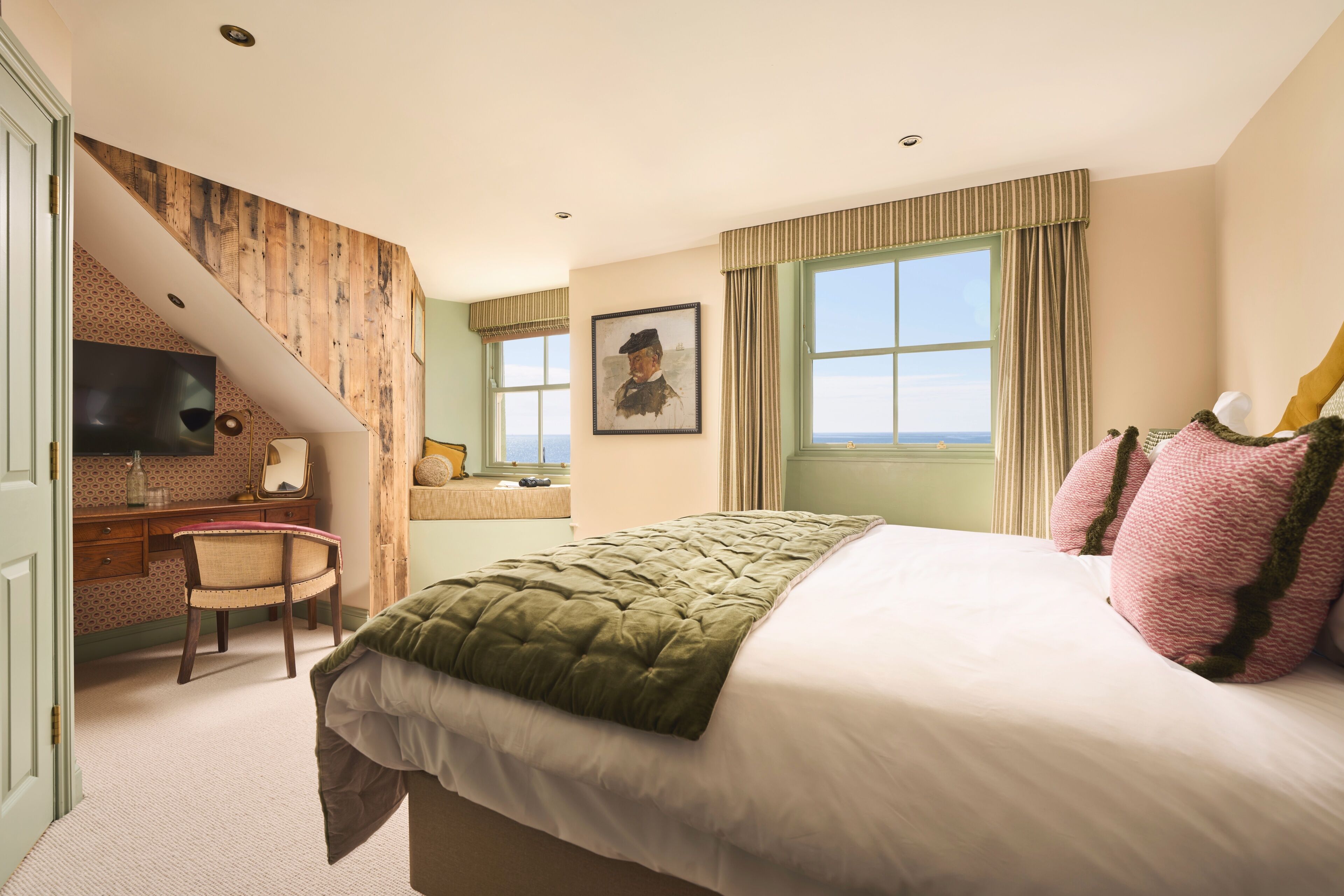 Premium bedding, desk, iron/ironing board (on request)