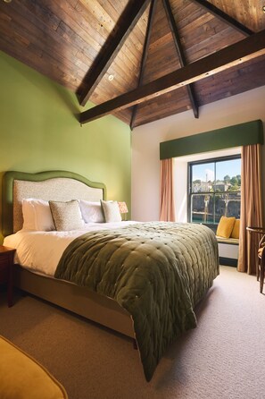 Habitación doble Prestigio | Escritorio, tabla de planchar con plancha, wifi gratis y ropa de cama