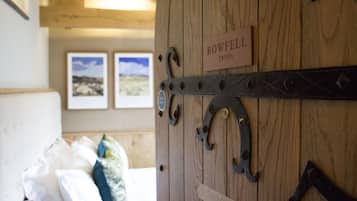 En trädörr med en skylt som visar texten: ”BOWFELL 2959 fot”.