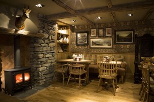 Breakfast, lunch, dinner served; British cuisine 