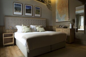 Premium Double or Twin Room, Ensuite (Pillar) | In-room safe, individually decorated, individually furnished, desk
