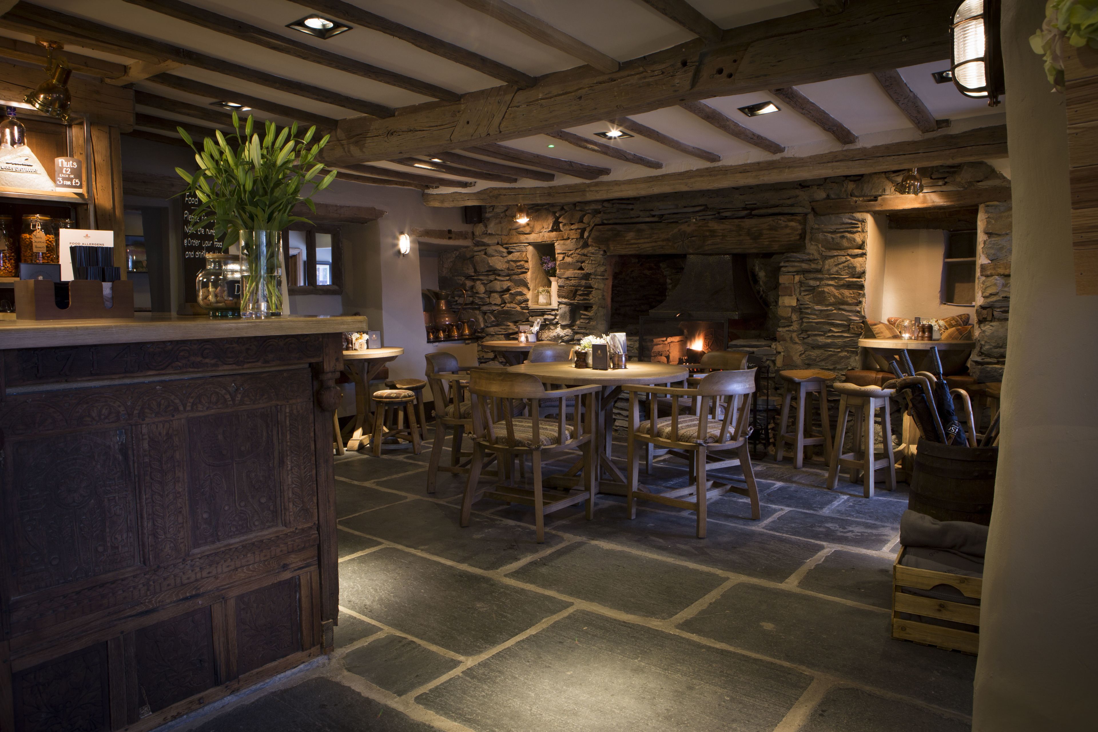 供应早餐、午餐和晚餐，英国菜