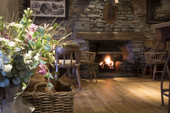 Breakfast, lunch, dinner served; British cuisine