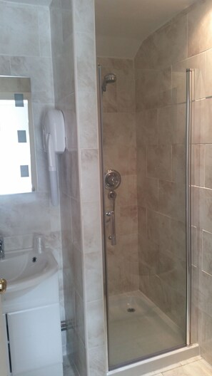 Shower, hair dryer, towels - The Royal at Dockray (Penrith)
