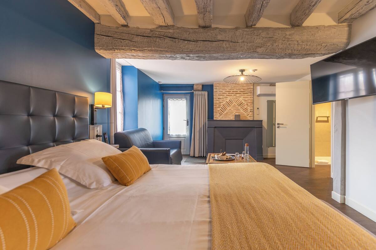 junior suite, terrace | premium bedding, individually decorated, individually furnished, desk