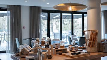 Colazione a buffet, servita tutte le mattine (19 EUR a persona)