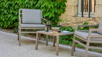 Superior-Doppel- oder -Zweibettzimmer, Terrasse, Gartenblick | Hochwertige Bettwaren, individuell dekoriert, individuell eingerichtet