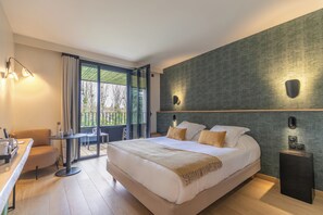Premium bedding, individually decorated, individually furnished, desk - Auberge de la Caillère (Cande-sur-Beuvron)