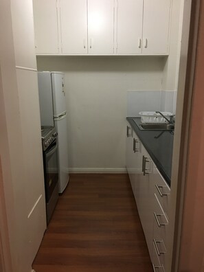 Full-size fridge, microwave, stovetop, coffee/tea maker - Hobart Apartments (Lutana)