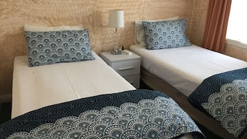 1 kamar tidur, dilengkapi dengan perabotan berbeda-beda, dan kedap suara