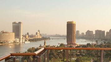 2 restauranter, frokost, lunsj og middag serveres, internasjonale retter