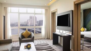 Minibar, caja de seguridad en la habitación y escritorio