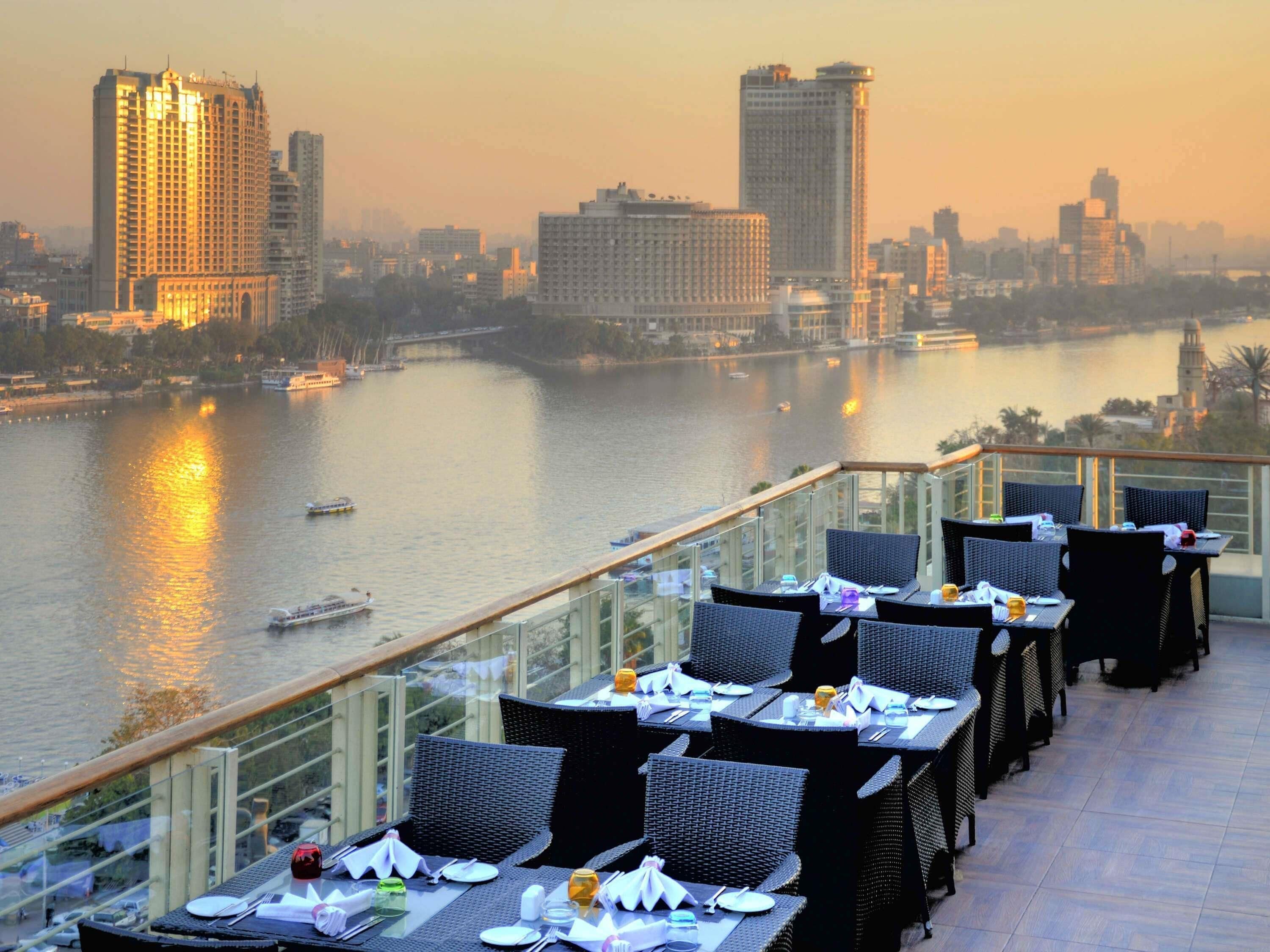 2 restaurants, serveren ontbijt, lunch, diner, internationale gerechten