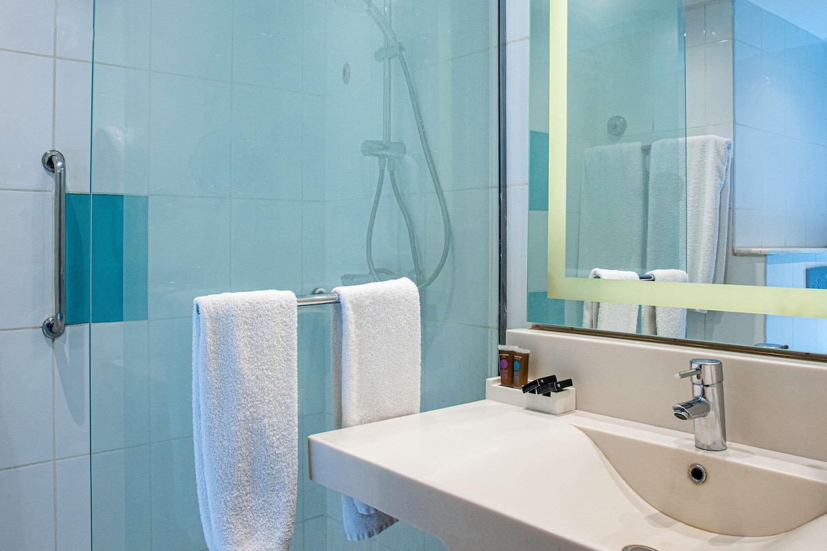 Minibar, coffres-forts dans les chambres, bureau, rideaux occultants